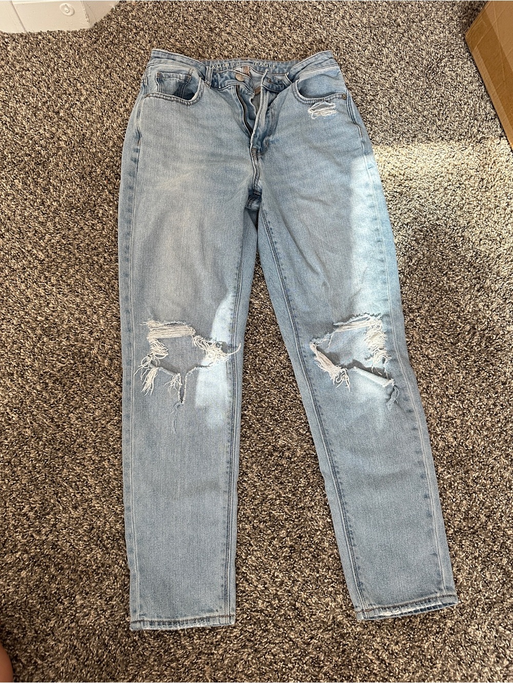 AE RIPPED MOM JEAN Distressed Sz 2 Regular ($59.95)